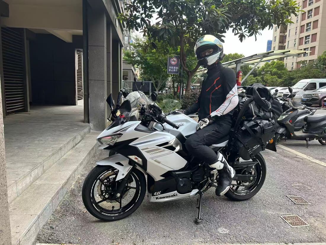 南京至拉萨骑行中的人与摩托车