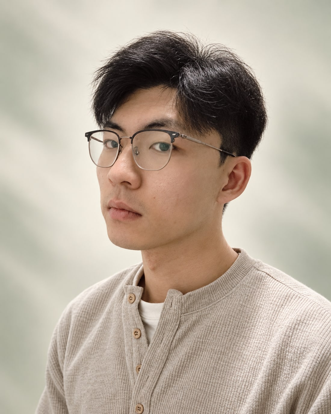 梁佩伦近期肖像，经 AI 光影与背景处理